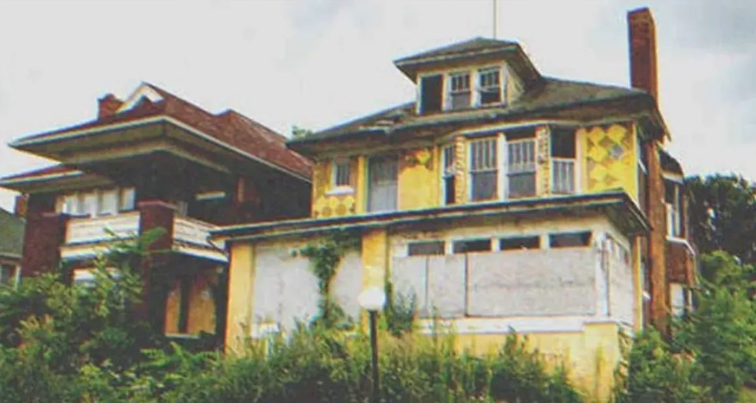 While Sister Inherits Mansion, Brother Gets Abandoned House and Finds a Hidden Floor There – Story of the Day